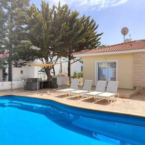 Pool view, Swimming pool, sunbed