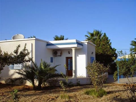 Maison Villa indépendante Sousse Chott-Meriem, jardin arboré Villa in Sousse Governorate, Tunisia