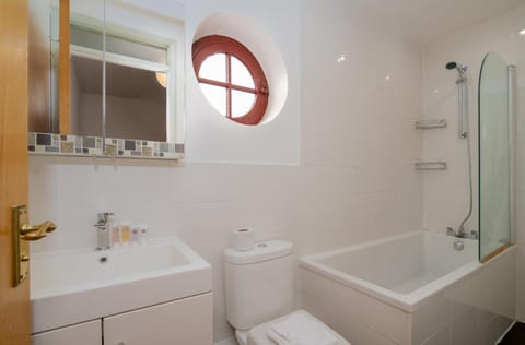 GuestReady - 4BR Home in Surrey Quays Canada Water Bed and Breakfast in London Borough of Southwark