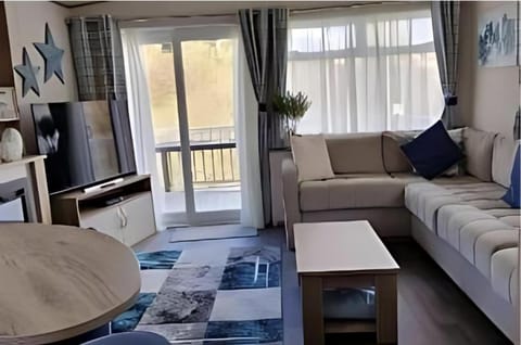 Communal lounge/ TV room, TV and multimedia, Living room, Seating area, Evening entertainment