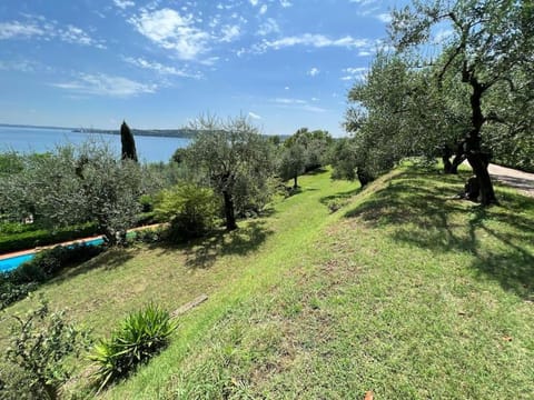 La Baia, sul lago, tranquilla Apartment in Lake Garda