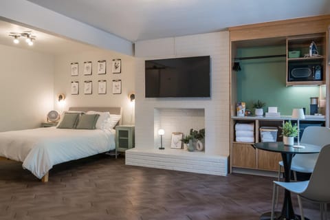 Bed, TV and multimedia, Photo of the whole room