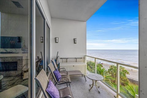 Unique beachfront condo with exceptional views House in Diamond Beach