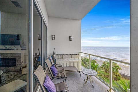 Unique beachfront condo with exceptional views Maison in Diamond Beach