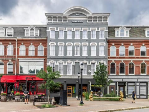 Market Square View, Heart of DTWN, Historic Hotel, King Bed, Room # 402 Eigentumswohnung in Bangor