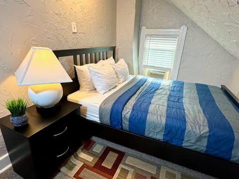 The House Hotels - Huge Ohio City District Home - 5 Minutes from Downtown - W45th1 Upper Apartment in Ohio City