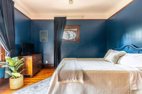 Charming Room in Historic BnB with Parking - Rm 5 House in Capitol Hill