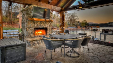 Lake Cove Oasis House in Blue Ridge Lake