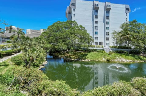 1077 PD Large Garden Oasis Condo House in Siesta Beach