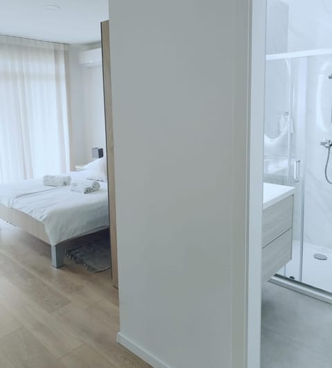 Bed, Bathroom