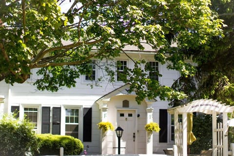 Historic White Blossom House Gasthof in Southold