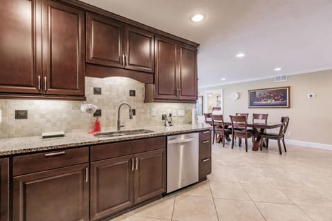 1055-606 Gulf Side High Rise with Pond View House in Siesta Beach