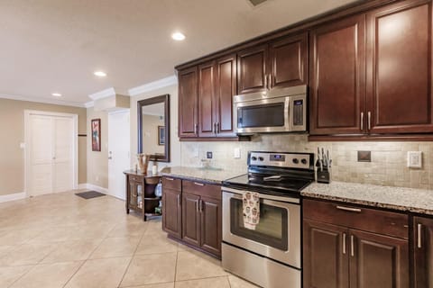 1055-606 Gulf Side High Rise with Pond View House in Siesta Beach