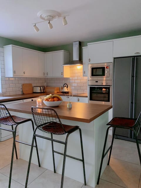 Kitchen or kitchenette, Seating area