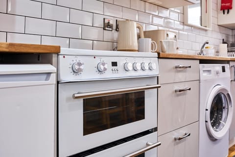 Kitchen or kitchenette, stove, washing machine