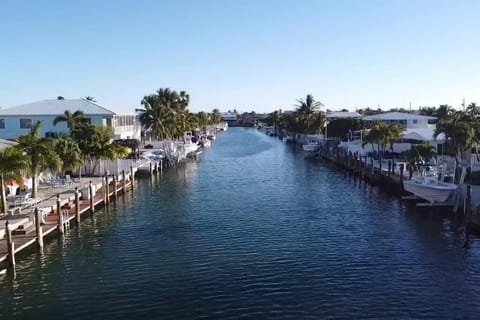 Easy Ocean Access 30' Dock - House - Private Club w/ Heated Pool and Sandy Beach Haus in Key Colony Beach