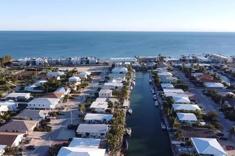 Easy Ocean Access 30' Dock - House - Private Club w/ Heated Pool and Sandy Beach Haus in Key Colony Beach