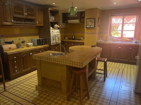 Kitchen or kitchenette, Dining area, dishwasher, minibar