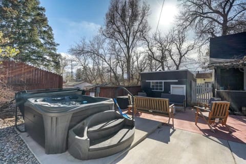 Elite Quarters Prime Location Downtown Hot Tub BBQ Apartment in Colorado Springs