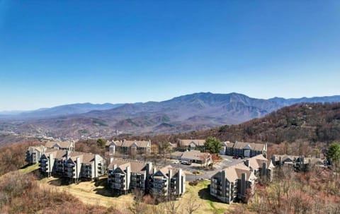 NEW- Lovely 2-Bdr2Bath Gatlinburg Condo with resort indoor pool hot tub Wi-fi, great location House in Gatlinburg