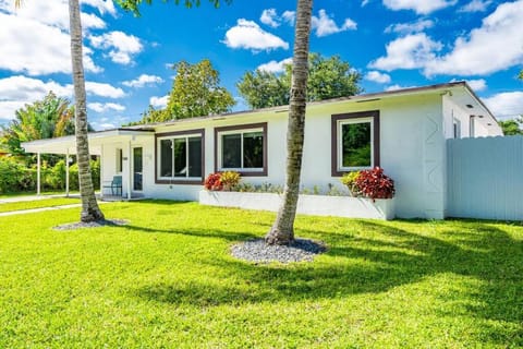 Stylish 4 Bedroom Home with Pool, 12 Minutes to the beach Villa in Golden Glades