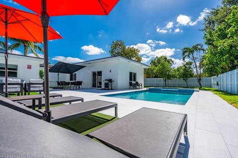 Stylish 4 Bedroom Home with Pool, 12 Minutes to the beach Chalet in Golden Glades