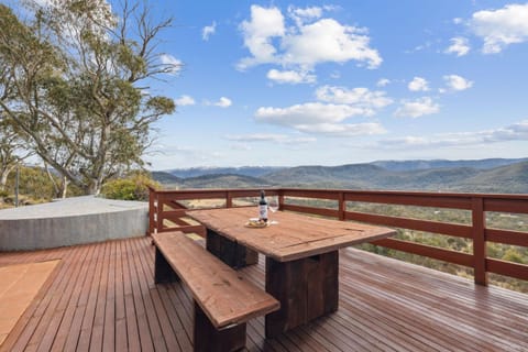 Patio, Natural landscape, View (from property/room), Balcony/Terrace, Dining area, Mountain view