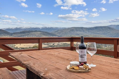 Natural landscape, View (from property/room), Balcony/Terrace, Dining area, Mountain view