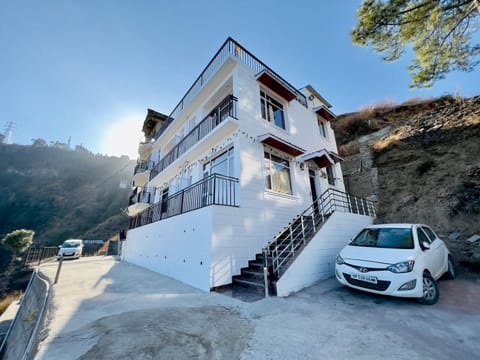 Property building, Day, Neighbourhood, Natural landscape, Mountain view, Breakfast, Parking