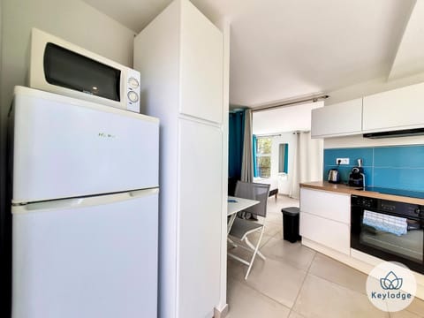 Kitchen or kitchenette, Dining area, minibar