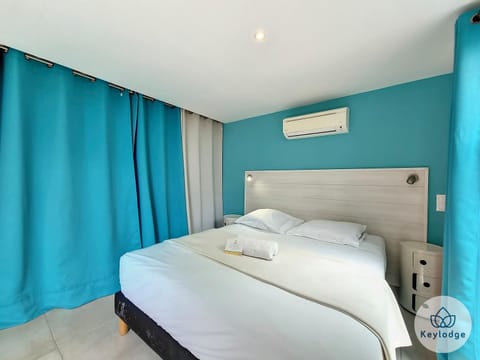 Bed, Photo of the whole room, air conditioner