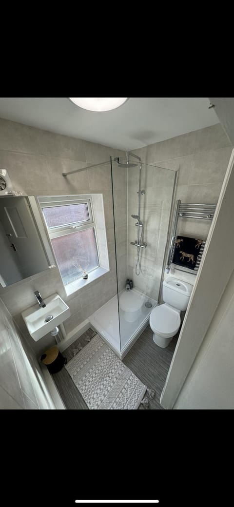 Shower, Toilet, Bathroom, Photo of the whole room, towels