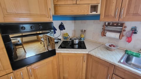 Kitchen or kitchenette, pet friendly, stove, toaster