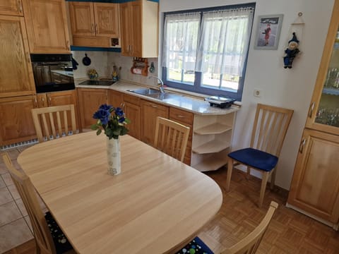 Kitchen or kitchenette, Dining area, pet friendly, stove