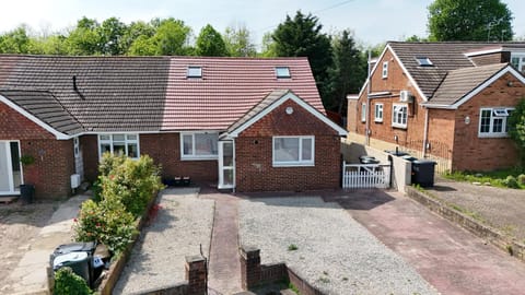 Luxe 5 Bed Bungalow In Snodland, Medway, Kent Condo in Tonbridge and Malling District