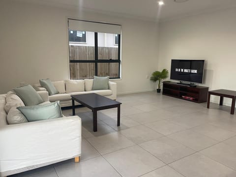 Fully Furnished 3 Bedroom Family Home House in Redbank Plains