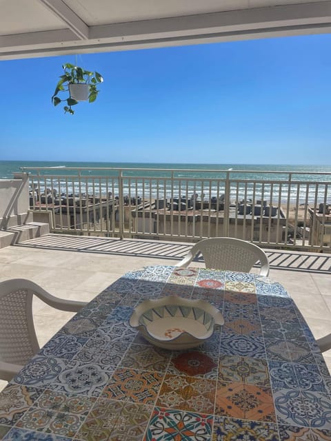 Day, Natural landscape, View (from property/room), Balcony/Terrace, Dining area, Beach, Sea view