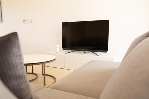 Communal lounge/ TV room, TV and multimedia, Living room, Seating area, Evening entertainment