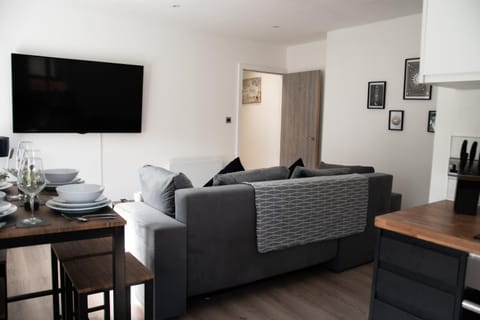 Stunning Views 2-Bedroom Apartment in Charming Holmfirth Village, Huddersfield Resort in Holmfirth