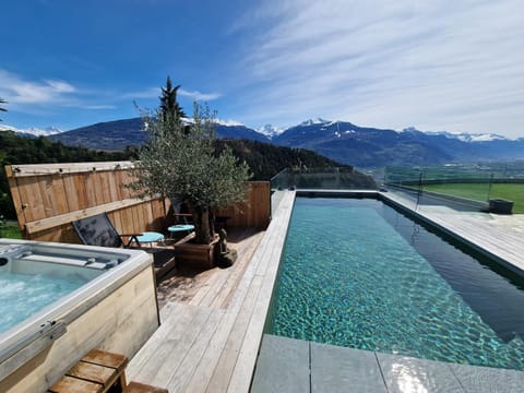 Nearby landmark, Day, Natural landscape, Hot Tub, Mountain view, Pool view, Swimming pool, sunbed