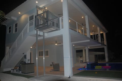 Property building, Balcony/Terrace, Pool view