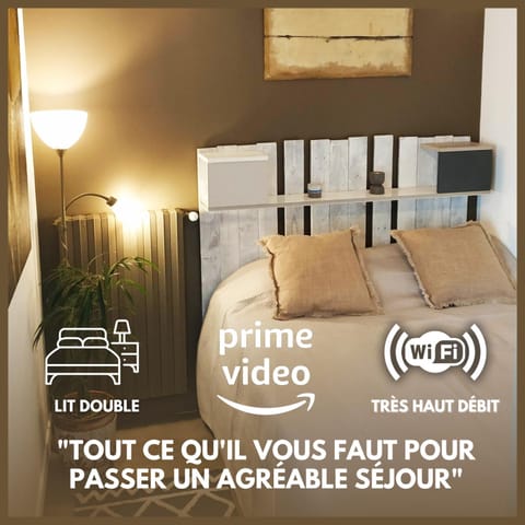 Bed, Photo of the whole room, Bedroom, Text overlay