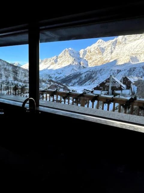 Skiing Resort In The Italian Alps, Chalet Cervinia Chalet in Breuil-Cervinia