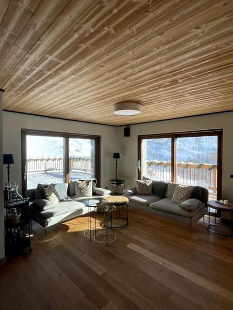 Skiing Resort In The Italian Alps, Chalet Cervinia Chalet in Breuil-Cervinia