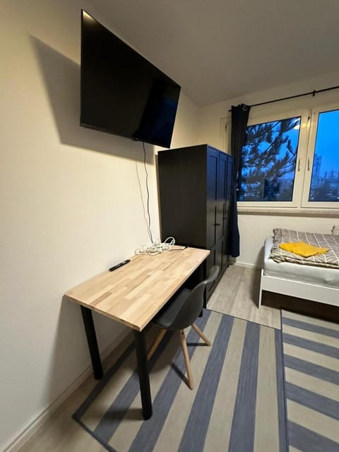 Ideal für Monteure. 3 Zimmer Apartment mit Küche, Waschmaschine, WiFi usw... . Appartement in Halle Saale