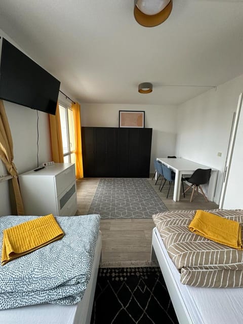Ideal für Monteure. 3 Zimmer Apartment mit Küche, Waschmaschine, WiFi usw... . Appartement in Halle Saale