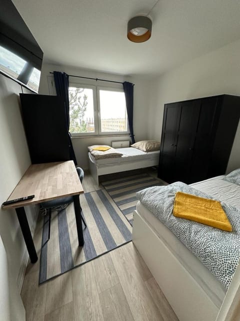 Ideal für Monteure. 3 Zimmer Apartment mit Küche, Waschmaschine, WiFi usw... . Condo in Halle Saale