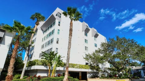 1255-305 Picturesque Garden Views House in Siesta Beach