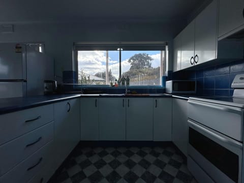 Convenient Corner Cottage Close to City & Airport House in Glenorchy