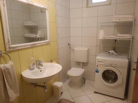 Shower, Toilet, Bathroom, towels, washing machine